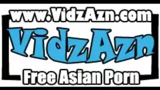 ثديان كبيران في المقدمة والوسط في مشهد التعري الإباحي هذا