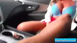 مصري مطلع زبه في السيارة قدام ميلف محجبة ويسألها عن الطريق
