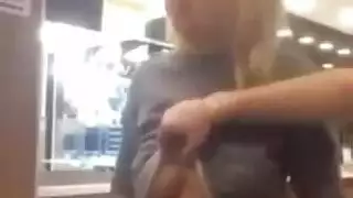 كشف حلمات فتاة صغيرة قبل اختراق مزدوج مكثف