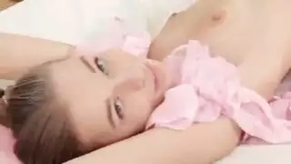 فتاة مراهقة مع ولد صغير