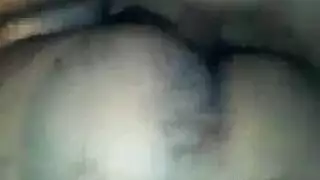 الجميلة السمراء تأخذ عدة قضبان بعمق