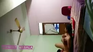 رجل يجلس فوق الزب