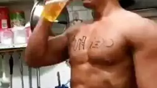 رجل ثمل ينكك حلقها حتى تختنق