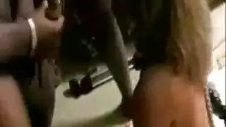جنس قاسي في الخارج: شقراء مطيعة تأخذ عدة قذائف