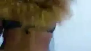 قدمي ميلا الناعمتان وأصابعها تعملان على فرجها حتى النشوة