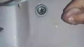 رجل يضيء ثقوبه بحمولات سائل منوي ساخن