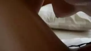 مشهد سحاقي صريح: صراخ لا يمكن السيطرة عليه من ممارسة قوية للجنس الفموي