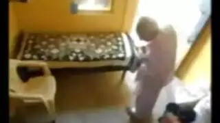 رجل أكبر سناً يسيطر على طالبة مثيرة في جلسة جماع عنيف بالمنزل