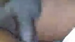 الجميلة ذات البشرة الداكنة تنشق بواسطة قضيب سميك
