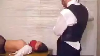 طفل صغير يدخل على زوجة أخيه وهي نائمة وينيكها من الخلف