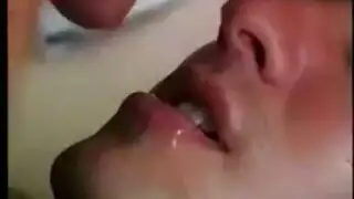 جماعي بتلطيخ الوجه: سبعة حمول تغطي وجهها بعد أن أكلوها