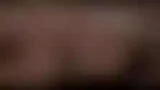 جنس صريح على الشاطئ: آسيوية جميلة عارية وتقوم بإثارته