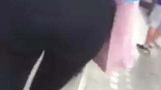 فرج مدرسة اليوغا الضيق يمسك بقضيب العميل