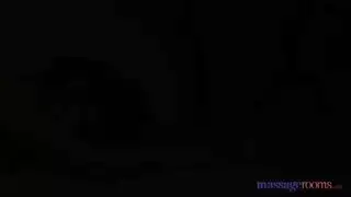 فتاة تقذف في قنينة