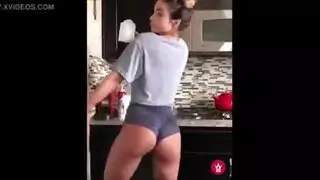 فتات تترك زوجها وتروح عند صديقتها لتناك منها
