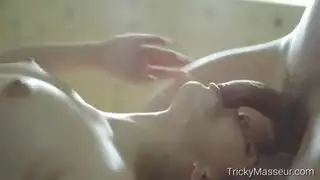 زنجي و بنت الاشقى على طاولة مساج