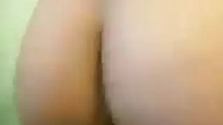 مص قضيب مزدوج يؤدي إلى إيلاج وجهي عنيف وقذف على الوجه