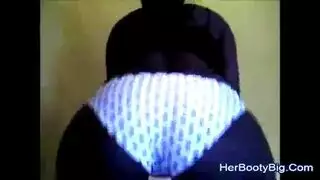 إلهة سمراء تحصل على كسها وطيزها محشوين