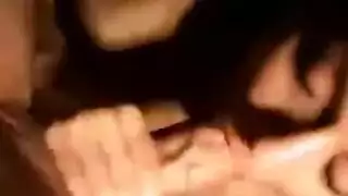 هي فاقدة للوعي، وهو يمارس الجنس مع فمها وفرجها
