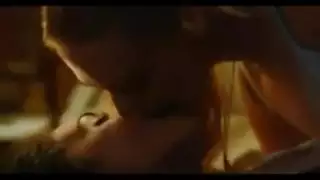 رغبات غير طبيعية: شاب يهيمن على الفتاة في السرير