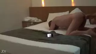 الخاضعات المشويّتان باللعاب تأخذانه بعمق
