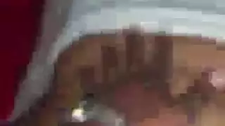 رجل أكبر سناً يحمل مراهقة بريئة