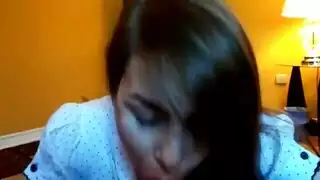 عاهرة نهمة تقدم مصًا مجنونًا وفوضويًا على عمود كبير