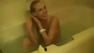 شقراء ملتهبة تلعق فرج فتاة في فيلم سحاقي صريح