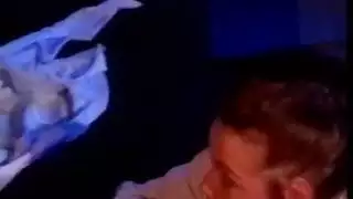فتاة ذات ثدي كبير يتم التهام حلمتيها