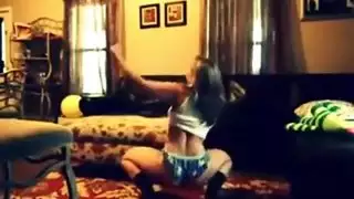 حصري: حفلة جنس جماعي خاصة لخادمات عقار في آي بي