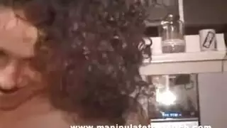 مراهق يستمتع بعملية مص وقضيب في مشهد إباحي