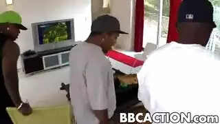 يظهر صبي الطالب التايلاندي المجنون قضيبه والديك الكبير