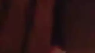 علاقة ثلاثية عابرة: أم مثيرة، صديقة وابنة في مشهد إباحي