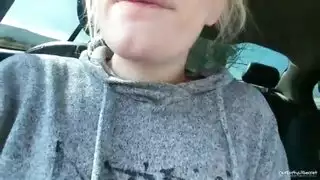 يقود سيارته والنساء تراقبه