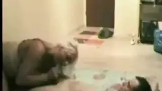 هواة أثرياء وأم ساخنة يتناوبون على شاب غر