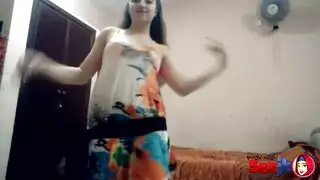 نيك بنت مصرية تخفي وجهها أمام الكاميرا