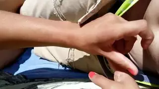 إباحية على الشاطئ الرملي: الزوجة الفاجرة تدلك قضيب رجلها الشبق