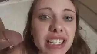 ربة منزل شهوانية مدمنة على قضيب أبيض كبير