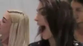 إيميلي الشقراء تحصل على دش ذهبي وتلعق كل شيء