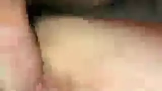 تخلع ملابسها لفرك ساخن، ثم تنتهي بقذف على وجهها