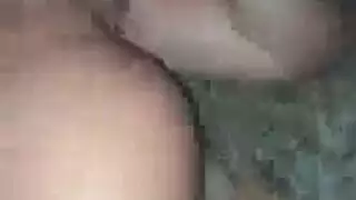 ربة منزل مثيرة في كعب الشوكولاتة تأخذ جماع مزدوج