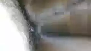 فتاة دعارة صغيرة الحجم تمارس وضعية المبشر على الشرفة