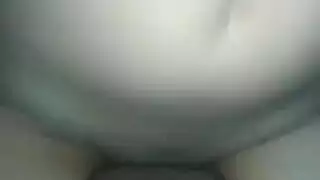 فرج ضيق يمتلئ بديلدو وردي واقعي