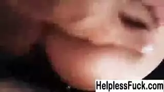 فم مراهقة يخدم قضيب رجل أكبر سنًا وهو قاسٍ
