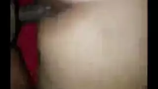 عاهرة السينما: فتاة بيضاء تُنكح بقضيب أسود بدون وقاية