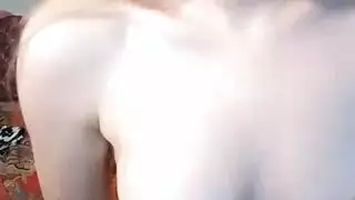 وقحة شقراء تمارس جنسًا صارخًا مع بستاني في مكان عام في فيلم إباحي