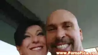 من الحديث إلى الجنس: جلسة صريحة على الأريكة