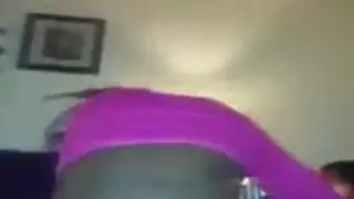 قضيب كبير مثير يحصل على الفم الرطب والمصاحب الذي يستحقه