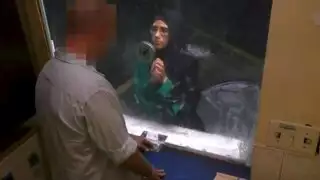 توسلات اللاجئة للمساعدة تتحول إلى أوgy جنسي صريح