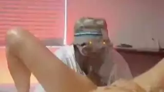 حركة جنسية في الفناء الخلفي رجل يستخدم أصابعه على مهبل ضيق